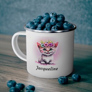 Taza de camping esmaltada personalizada con gatito rosa, bonita taza con diseño de niña con flores, artículos para beber para aventuras al aire libre, regalo para amantes de los animales, vaso de café y té para viajes
