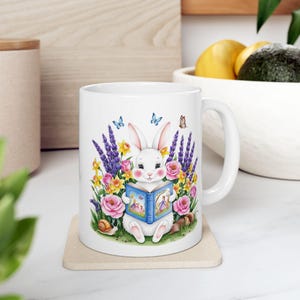 Lesekaninchenbecher, Schmetterlings- und Blumengarten-Keramikbecher, Buch-Liebhaber-Geschenk, Avid Reader-Kaffeeteetasse, 11 Unze 15 Unze, Neuheit