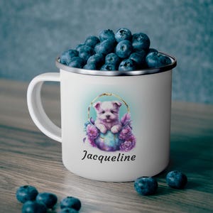 Taza de camping personalizada con esmalte de flores y cachorro blanco para niños, regalo personalizado para niñas