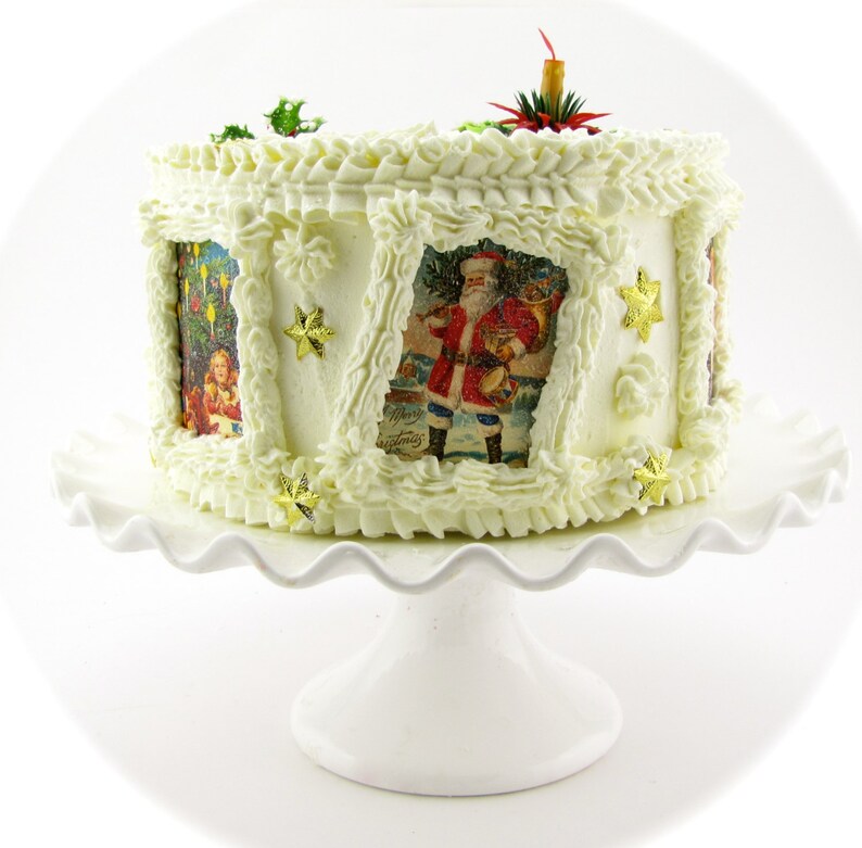 K&ouml;nnte beinhalten: Ein wei&szlig;er Kuchen, verziert mit wei&szlig;em Frosting und Vintage-Weihnachtsbildern. Der Kuchen steht auf einem wei&szlig;en Kuchenst&auml;nder mit gewelltem Rand.