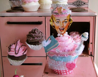 Fake Cupcake Retro Inspired Cupcake Queen Collection Madge Limited Edition Good Luck Cupcake Charm Original 12 Legs Concept