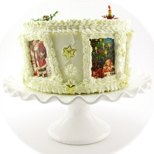 K&ouml;nnte beinhalten: Ein wei&szlig;er Kuchen, der mit wei&szlig;em Frosting und einem gewellten Rand verziert ist. Der Kuchen ist mit Bildern von Weihnachtsszenen und goldenen Sternen verziert. Der Kuchen steht auf einem wei&szlig;en Kuchenst&auml;nder.