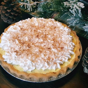 Fake Coconut Cream Pie. 1 Standard Size Pie. Retro Cookbook Pie Collection. Perfect for Home Stagers/Photo Props. 12 Legs Design