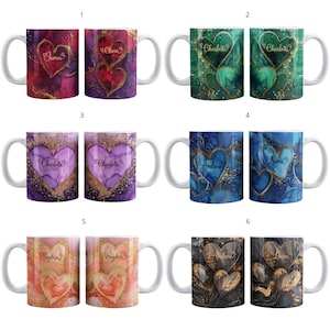 Op de afbeelding: Set van zes gepersonaliseerde koffiemokken met een hartvormig ontwerp. Elke mok heeft een andere achtergrondkleur en een gouden glitterhart met een naam erop geschreven. De namen op de mokken zijn Charlotte, Gamer, Clinia, Laura, Sophia en Andrea.