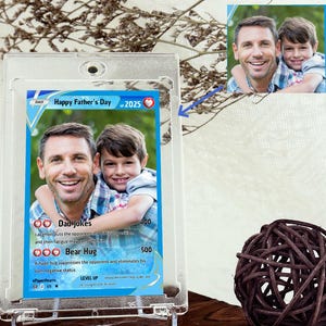 Personalisierte Foto Pokemon Karte mit Acrylständer, benutzerdefinierte Papa Foto Brieftasche Karte, neue Papa Geschenk, Superheld Papa Geschenk, Spiel Papa Karte, Ehemann Geschenk