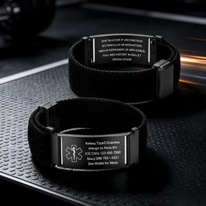 Peut inclure: Deux bracelets d'alerte médicale noirs avec des bandes tissées et des plaques métalliques. Une plaque affiche un symbole médical, un nom, une condition, des allergies et des contacts d'urgence. L'autre liste des instructions médicales.