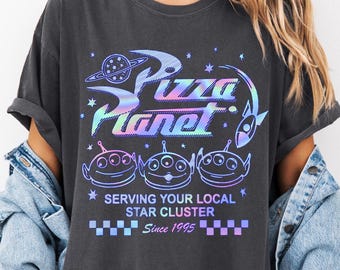 Camiseta de Pizza Planet, sirviendo tu cúmulo estelar local; suéter de Toy Story Aliens, Pizza Planet desde 1995; camiseta de Disney Toy Story Alien.