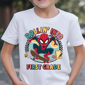 Camiseta &quot;Rolling Into First Grade&quot;, sudadera para kínder, camiseta de regreso a clases, camiseta de Spiderman para preescolar, camiseta de primer día de segundo grado
