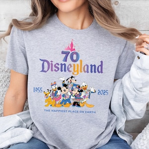 70 Jahre Disneyland 1955 2025 Shirt, Disneyland Der glücklichste Ort der Welt Sweatshirt, Disney 70-jähriges Jubiläum T-Shirt, Familienurlaub 2025