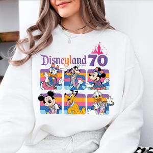 Disneyland Resort 70-jähriges Jubiläum Shirt, Disneyland glücklichster Ort der Welt Sweatshirt, Disney 70 Jahre Magie-T-Shirt, Familienurlaub 2025