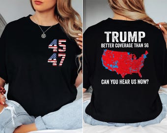 Puede incluir: Camiseta negra con un diseño de bandera estadounidense roja, blanca y azul. La camiseta tiene los números "45" y "47" en la parte delantera. La parte posterior de la camiseta tiene un mapa de los Estados Unidos con el texto "TRUMP BETTER COVERAGE THAN 5G CAN YOU HEAR US NOW?"