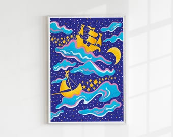 Può includere: Una stampa artistica verticale incorniciata raffigurante un cielo notturno blu scuro pieno di stelle bianche. Due navi a vela gialle fluttuano tra nuvole stilizzate azzurre e rosa. Una luna crescente gialla si trova sul lato destro.