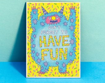 Può includere: Un biglietto d'auguri rettangolare raffigurante un mostro blu peloso con macchie viola a forma di stella, una faccia rosa e corna. Il testo DON'T FORGET TO HAVE FUN è stampato al centro. Lo sfondo è giallo brillante con coriandoli colorati.