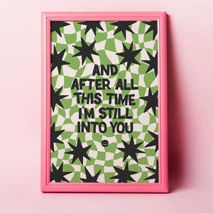 Könnte beinhalten: Ein gerahmter Druck mit einem grün-weiß karierten Hintergrund und schwarzen Sternen. Der Druck zeigt den Text "And after all this time I'm still into you".
