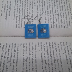 Oorbellen boek The Phantom Tollbooth / Cadeau voor haar / Cadeau boekenliefhebber / Boekensieraden / Boekoorbellen / Oorbellen kinderliteratuur