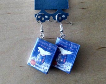 Örhängen med boken "A Wrinkle in Time" - Handgjorda litterära örhängen