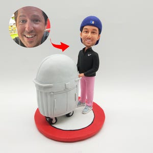 Op maat gemaakte grappige mannen bobblehead-poppen voor mannen die veel reizen beeldjes en zijn koffer, jouw eigen gepersonaliseerde verplaatsbare poppenbeeldjes
