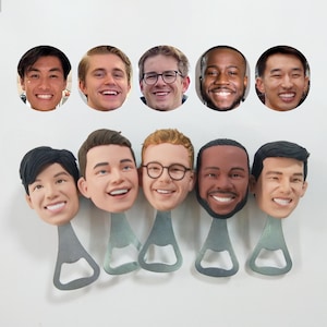 Könnte beinhalten: Satz von sieben Flaschenöffnern mit verschiedenen Gesichtern von Personen. Die Flaschenöffner sind aus silbernem Metall mit einem schwarzen Griff.