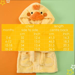 Puede incluir: Batista de ba&ntilde;o amarilla con capucha para beb&eacute; con dise&ntilde;o de pato. La bata tiene un cintur&oacute;n de atar y bolsillos. La tabla de tallas muestra las medidas en pulgadas y cent&iacute;metros para las edades de 0 a 6 meses, 6 a 12 meses, 12 a 18 meses y 18 a 24 meses.