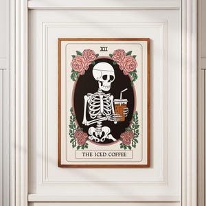 Impressão de Tarô de Esqueleto Amante de Café Gelado | Pôster de Carta de Tarô de Esqueleto Amante de Café | Arte de Canto de Amante de Café Bruxo | Decoração de Parede de Sala