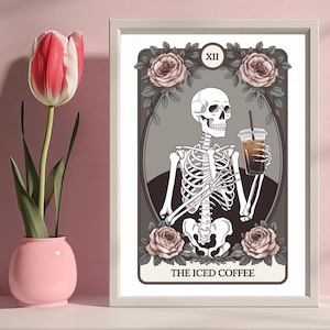 Impressão de Tarô de Esqueleto Amante de Café Gelado | Pôster de Carta de Tarô de Esqueleto Amante de Café | Arte de Canto de Amante de Café Bruxo | Decoração de Parede de Sala