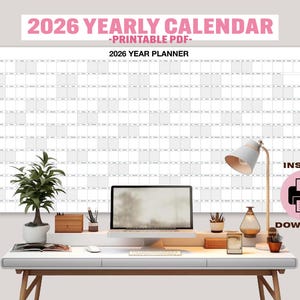 Może przedstawiać: Duży kalendarz roczny 2026 z białym układem siatki wisi nad biurkiem. Tekst "2026 Yearly Calendar" i "2026 Year Planner" jest wyświetlany w kolorze różowym i czarnym. Na pierwszym planie znajduje się biurko z komputerem, lampą i akcesoriami.