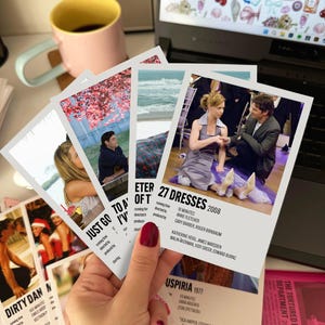 Pode incluir: Uma coleção de cinco impressões de pôsteres de filmes minimalistas com os títulos "Dirty Dan", "Just Go To A", "27 Vestidos", "Eter of T" e "Suspiria". Cada pôster inclui o título do filme, o ano, a duração, o diretor, o produtor e os atores principais.