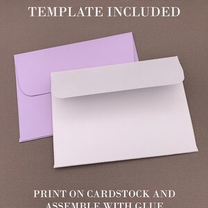 Peut inclure: Deux enveloppes A7, une blanche et une mauve clair, sont pr&eacute;sent&eacute;es sur une surface textur&eacute;e brune. Le texte "*BONUS A7 ENVELOPE TEMPLATE INCLUDED" est en haut de l'image. Le texte "PRINT ON CARDSTOCK AND ASSEMBLE WITH GLUE" est en bas de l'image.