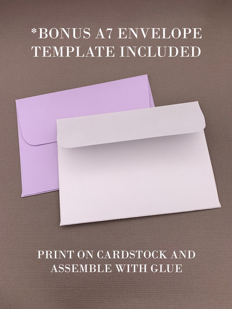 Peut inclure: Deux enveloppes A7, une blanche et une mauve clair, sont pr&eacute;sent&eacute;es sur une surface textur&eacute;e brune. Le texte "*BONUS A7 ENVELOPE TEMPLATE INCLUDED" est en haut de l'image. Le texte "PRINT ON CARDSTOCK AND ASSEMBLE WITH GLUE" est en bas de l'image.