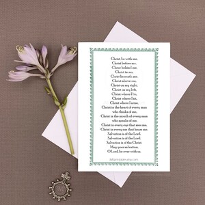 Peut inclure: Une carte imprimable avec une bordure verte et un fond blanc. La carte pr&eacute;sente une pri&egrave;re chr&eacute;tienne avec le texte "Christ, sois avec moi, Christ devant moi, Christ derri&egrave;re moi. Christ en moi, Christ sous moi, Christ au-dessus de moi, Christ &agrave; ma droite, Christ &agrave; ma gauche, Christ o&ugrave; je me couche, Christ o&ugrave; je m'assois. Christ o&ugrave; je me l&egrave;ve, Christ au c&oelig;ur de tout homme qui pense &agrave; moi, Christ dans la bouche de tout homme qui parle de moi, Christ dans chaque &oelig;il qui me voit, Christ dans chaque oreille qui m'entend. Le salut vient du Seigneur. Le salut vient du Seigneur. Le salut vient du Christ. Que ton salut, &ocirc; Seigneur, soit toujours avec nous."
