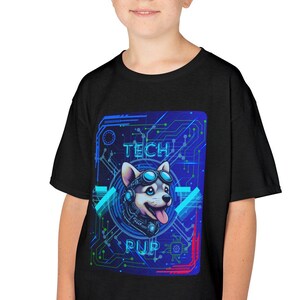Puede incluir: Camiseta negra con un gráfico de un perro de dibujos animados con gafas y un casco futurista. El gráfico está rodeado por un diseño de placa de circuito azul y verde. El texto "TECH PUP" está impreso debajo del perro.