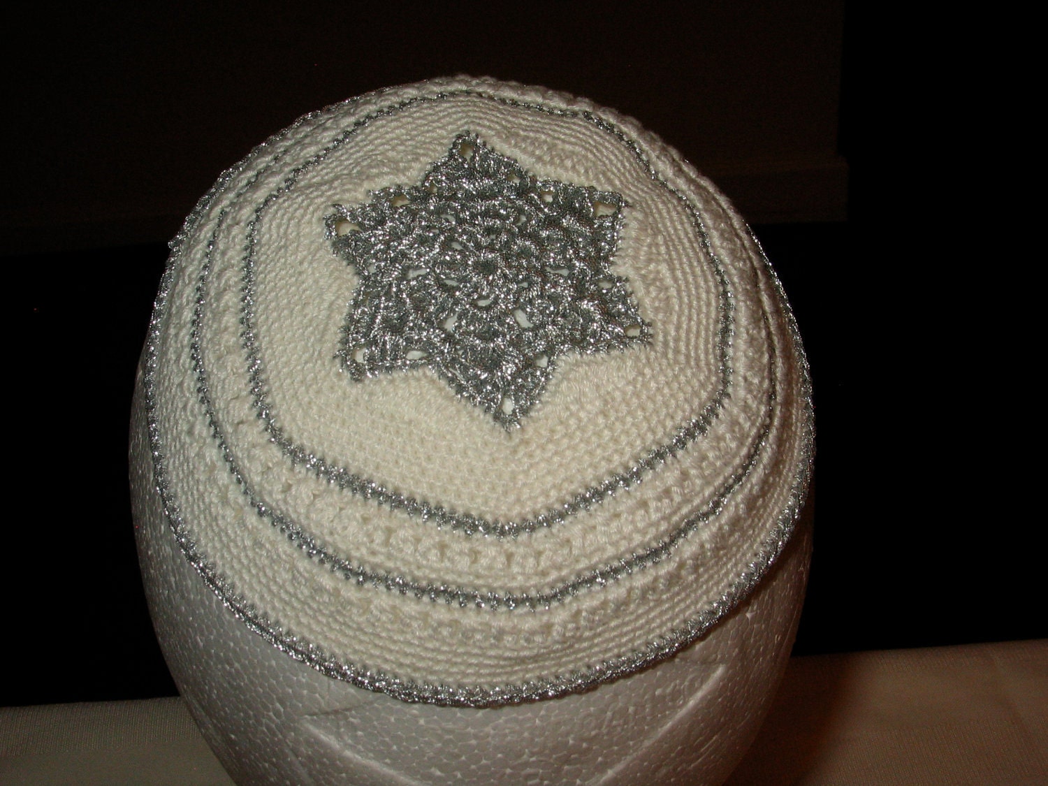 26 Crochet Kippah Patterns for Everyday Wear, Gifts, and Judaica-Inspired Style 3 White and Silver Men’s Kippah Pattern