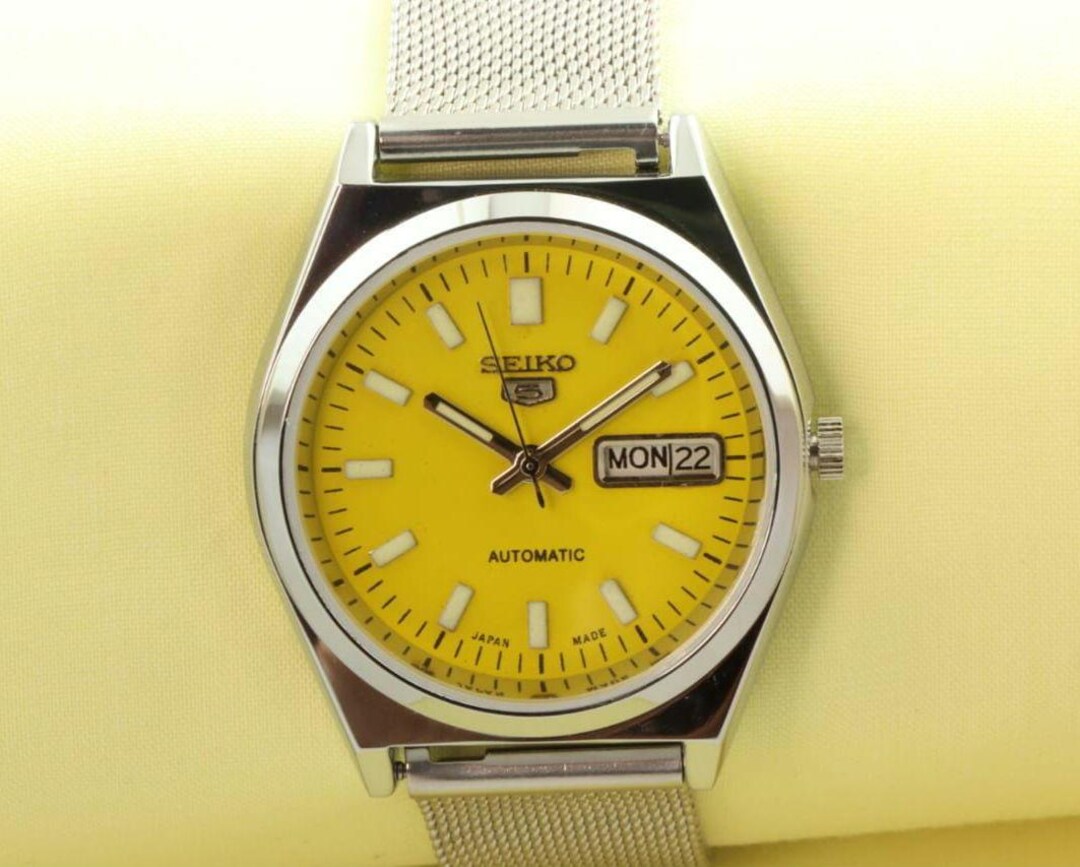 Vintage Beautiful Seiko 5 Automatic Vibrant Yellow Retro Dial Mens