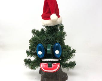 Bruce, o Abeto, Árvore de Natal Animada, Musical, Chapéu de Papai Noel, Olhos com Luz Azul (VTG)