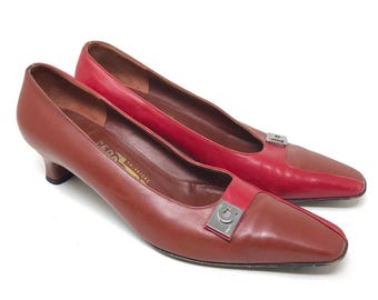 Décolleté vintage da donna Salvatore Ferragamo, modello 8, in pelle bicolore rossa con tacco a spillo.