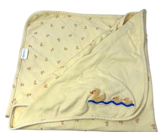 Kocyk dziecięcy w stylu vintage z żółtą kaczką Carter's, kaczuszki pływające, dwustronny