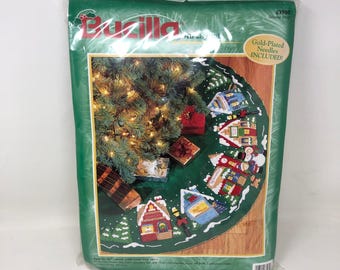 Vintage Bucilla 43 "Weihnachtsdorf Baum Rock Grün Filz Applikation Kit 83980