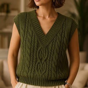 Mönster för kabelstickad väst • Damtröja med V-ringning i PDF-format • Ärmlös topp med struktur • Modernt stickmönster för kabelstickad tröja