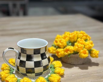 Decoratieve en mooie onderzetter voor in huis. Geel tulpenmotief. Tulp geborduurd.