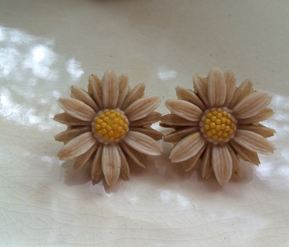 Adorable Daisy Sarah Coventry Vintage earrings - image 1