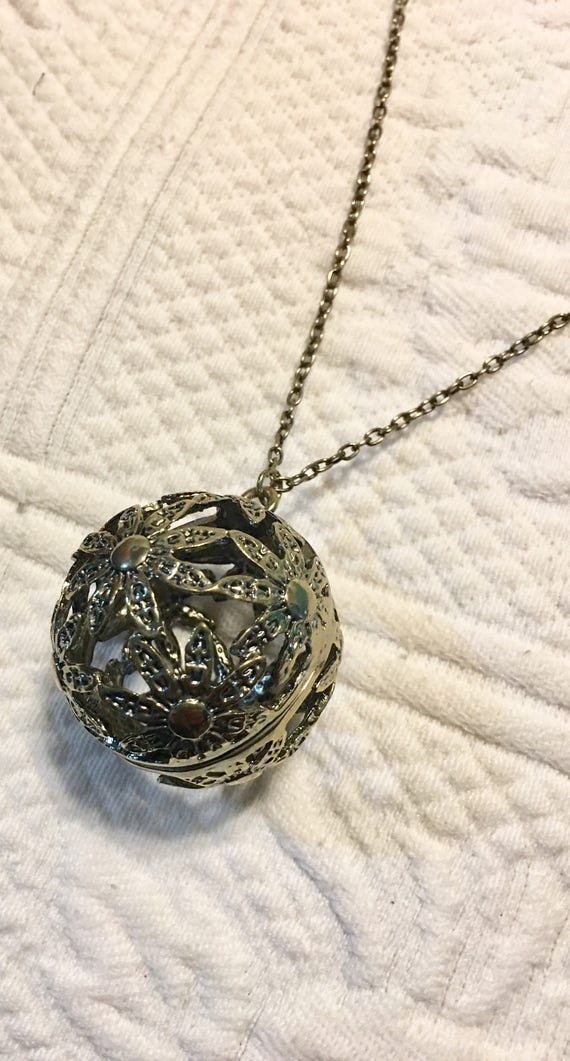 1960 3 D Vintage sphere flower ball necklace