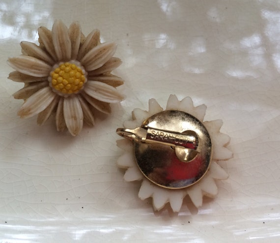 Adorable Daisy Sarah Coventry Vintage earrings - image 2