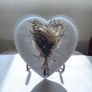 Handcrafted Epoxy Resin Heart with Delicate Dried Flowers – A Timeless Keepsake