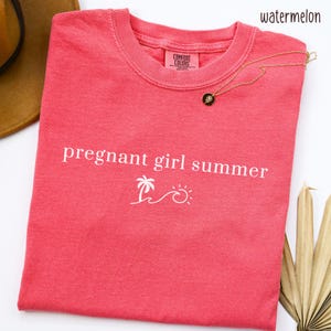 Koszulka letnia dla ciężarnej dziewczyny Comfort Colors® Prezent dla przyszłej mamy Koszulka z informacją o ciąży Prezent na baby shower Wakacje Macierzyństwo