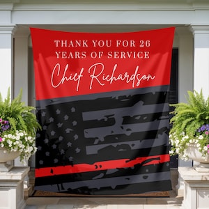 以下が含まれることがあります： 「THANK YOU FOR 26 YEARS OF SERVICE Chief Richardson」のテキストが入った赤と黒のバナー。赤いラインが入った、使い古されたアメリカ国旗のデザインが特徴です。バナーはポーチに吊るされています。