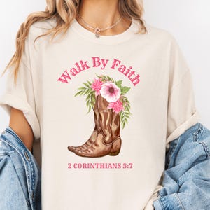 Cowgirlshirt westerncadeaus Walk By Faith cowgirllaarzen Shirt voor meisje westerncadeaus voor vrouwen Cowgirlshirts voor cowgirls Cowgirllaarzen T-shirt