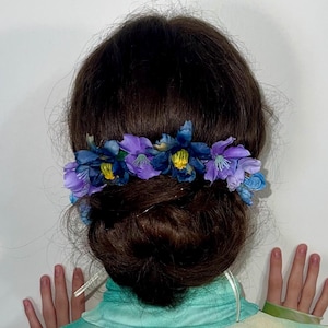 Moño con corona de flores azules hecho a mano – Tocado de novia Fairycore