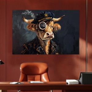 Puede incluir: Una vaca marrón y blanca con un sombrero de capitán y una chaqueta de cuero, con un parche en el ojo derecho. La vaca es el punto focal de una pintura que cuelga de una pared roja en un entorno de oficina moderno.