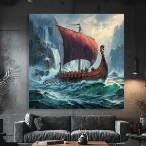 Könnte beinhalten: Ein großer Leinwanddruck zeigt ein Wikingerschiff, das durch stürmische, türkisfarbene Gewässer segelt. Das Schiff hat ein rotes Segel und ist von tosenden Wellen und einem Wasserfall umgeben. Das Kunstwerk wird in einem modernen Wohnzimmer präsentiert.