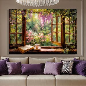 Puede incluir: Un salón con un sofá beige y cojines morados. Encima del sofá, una gran pintura de una ventana que da a un jardín. Una mesa de centro y una lámpara de araña de cristal completan la decoración.